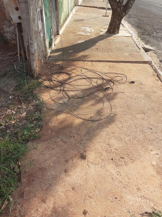 Foto 4 de 9 — Fios soltos causam preocupação com risco de acidentes em Araraquara